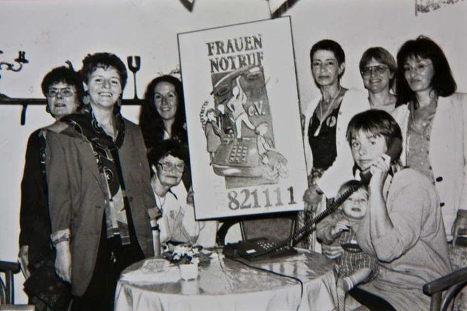 Gründung des Vereins „Frauennotruf e.V.\" in Ahrensburg (1994), am Anfang nur ausgestattet mit Telefon und Karteikasten.